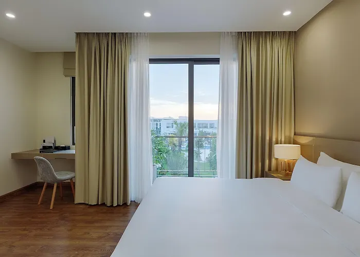 Royal Lotus & Khu nghỉ mát 4*