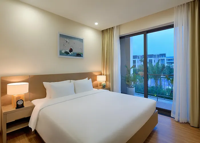 Royal Lotus & Khu nghỉ mát 4*