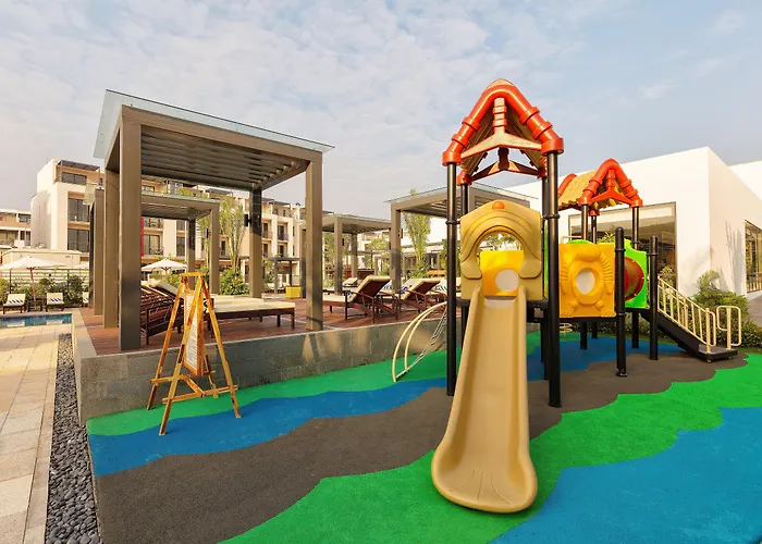 Royal Lotus & Khu nghỉ mát 4*
